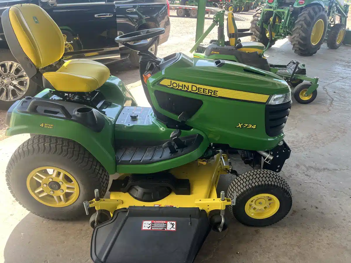 Gallery image 2 for 2021 John Deere X734 Lawn Tractor