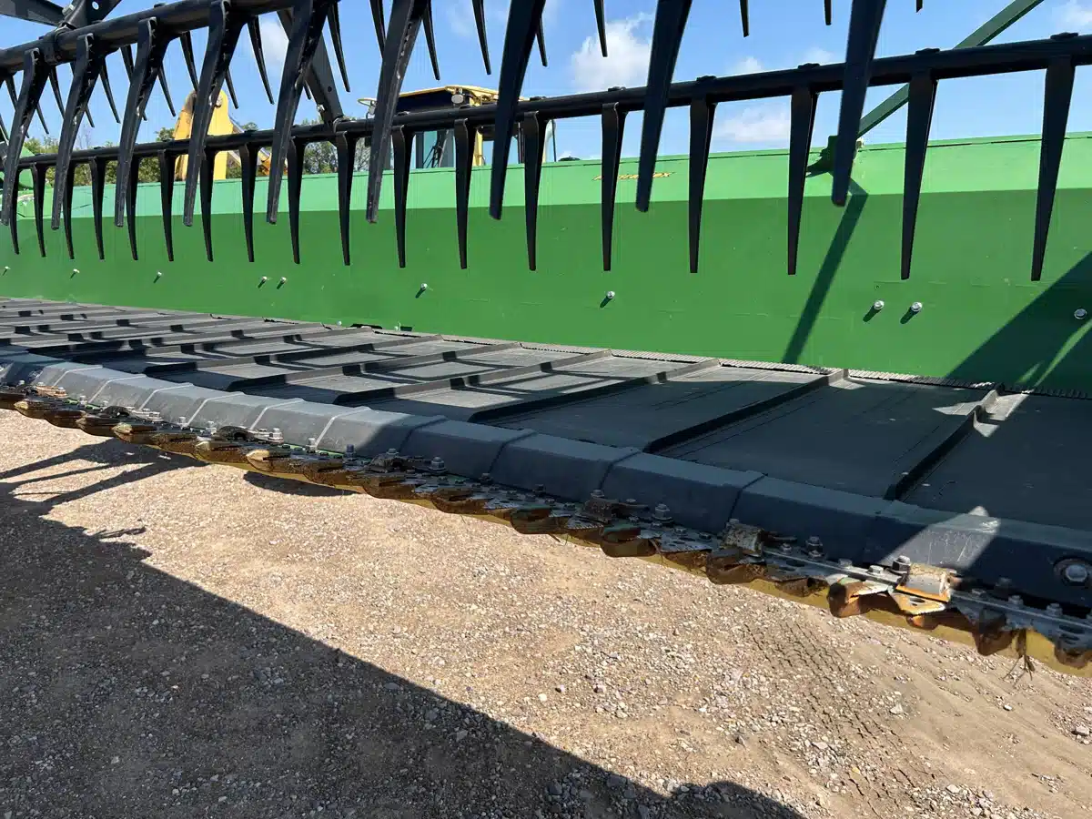 Gallery image 2 for Used 2019 John Deere 740FD Header - Draper