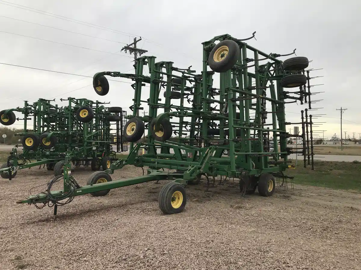 Gallery image 2 for Used 2010 John Deere 2210 Cultivator