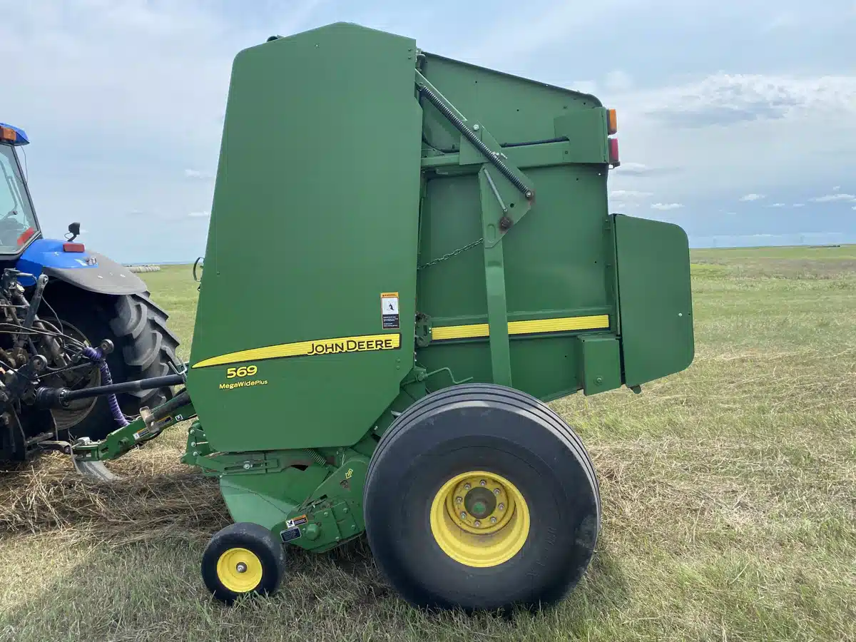 Gallery image 2 for Used 2015 John Deere 569 Round Baler