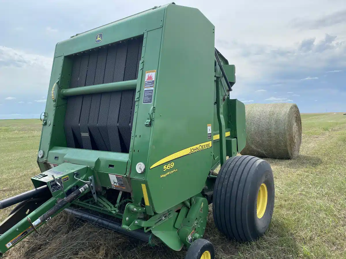 Gallery image 1 for Used 2015 John Deere 569 Round Baler