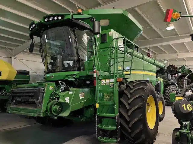 Gallery image 2 for Used 2017 John Deere S680 Combine