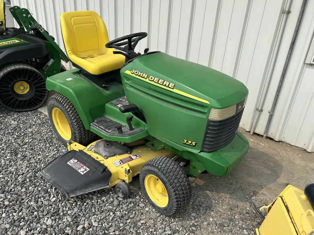 Gallery image 1 for Used 2001 John Deere 325 Lawn Tractor