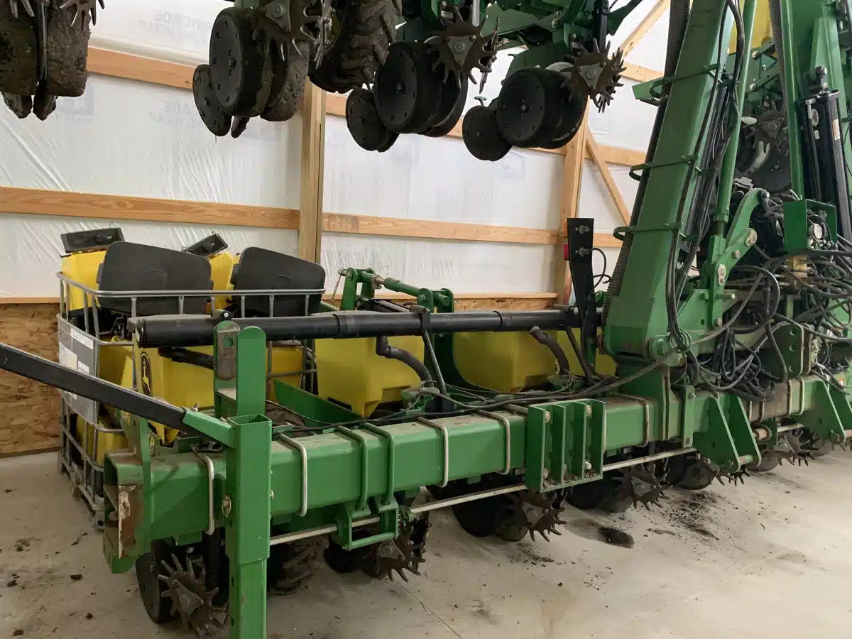 Gallery image 2 for Used 2009 John Deere 1720 Planter