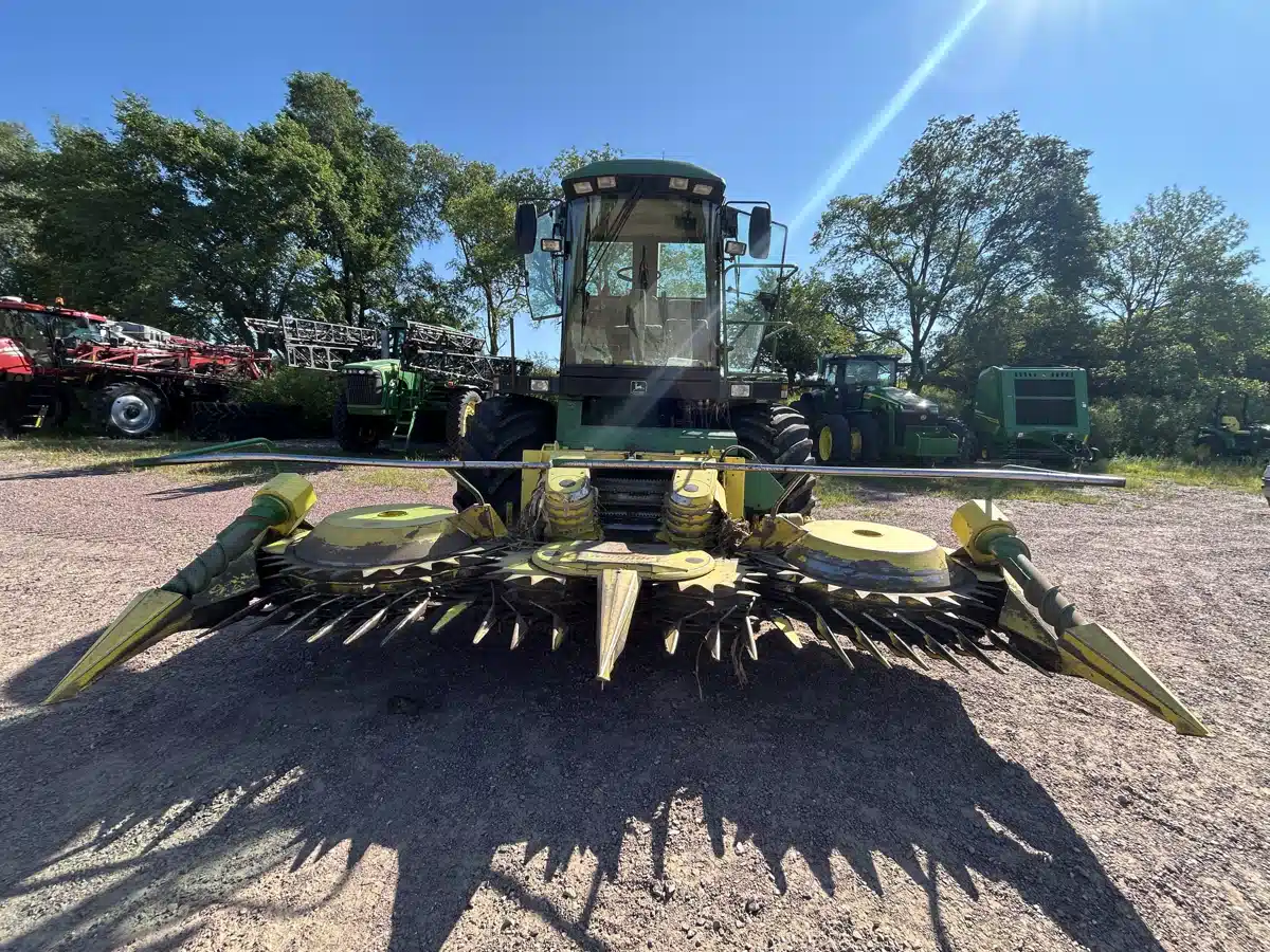 Gallery image 2 for Used 1999 John Deere 6850 Forage Harvester