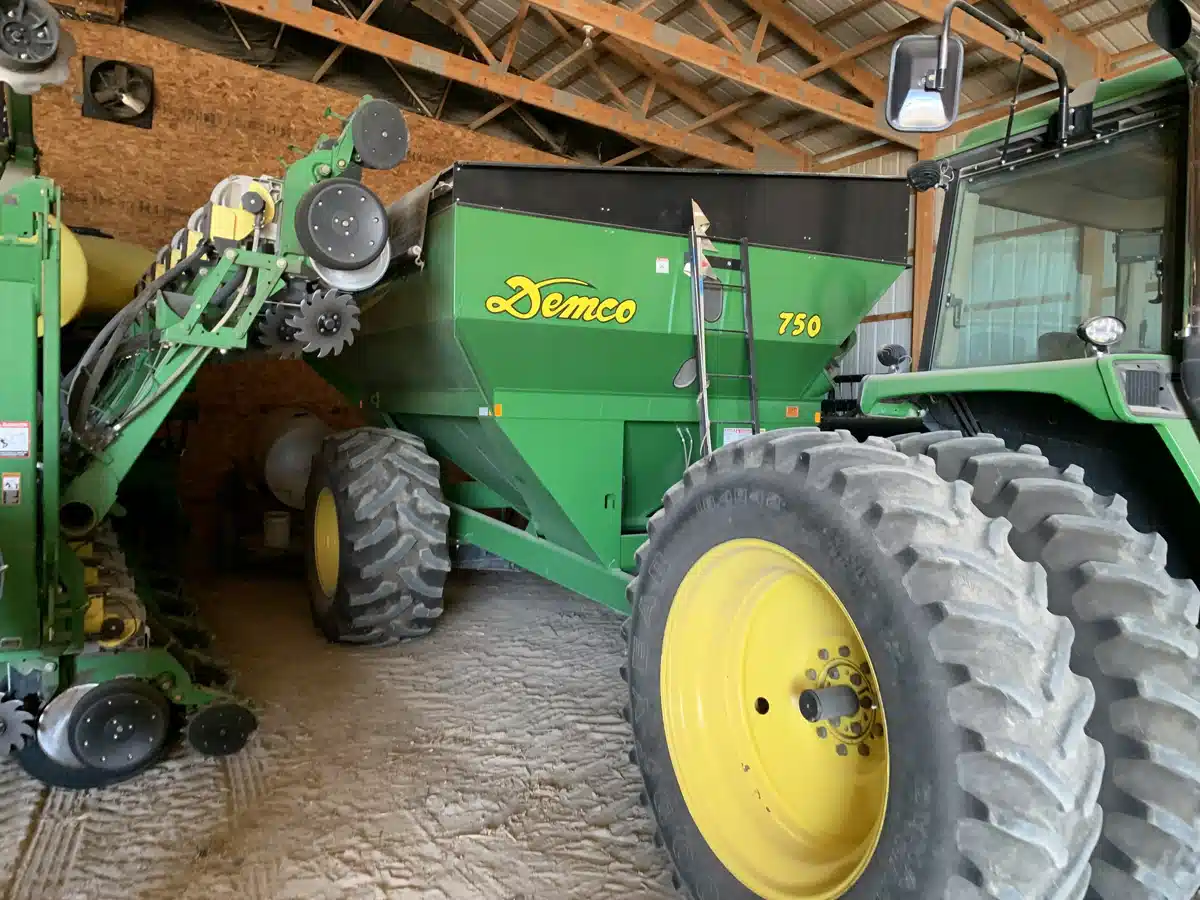 Gallery image 1 for 2010 Demco 750 Grain Cart