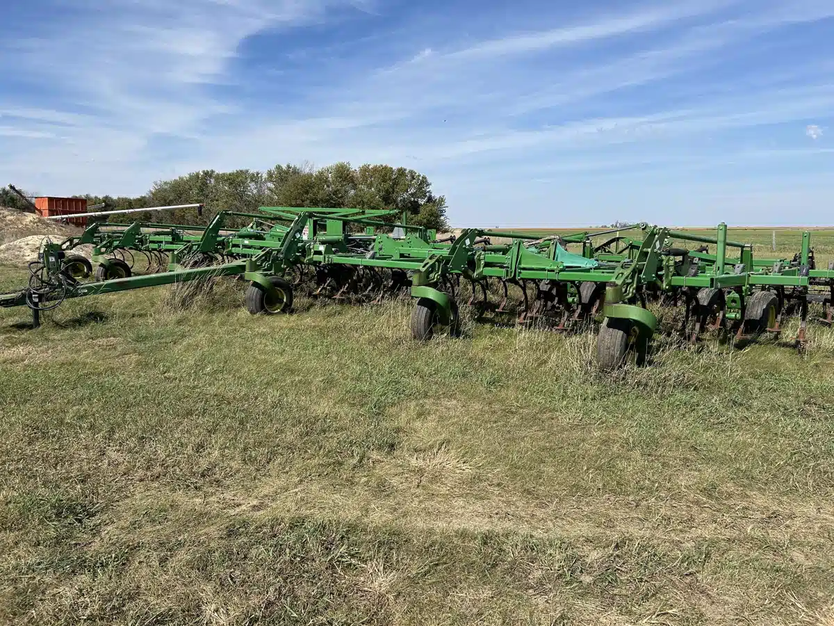 Gallery image 1 for 2009 John Deere 2210 Cultivator