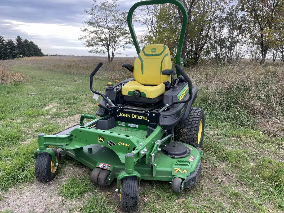 Gallery image 2 for 2025 John Deere Z950M Mower - Zero Turn