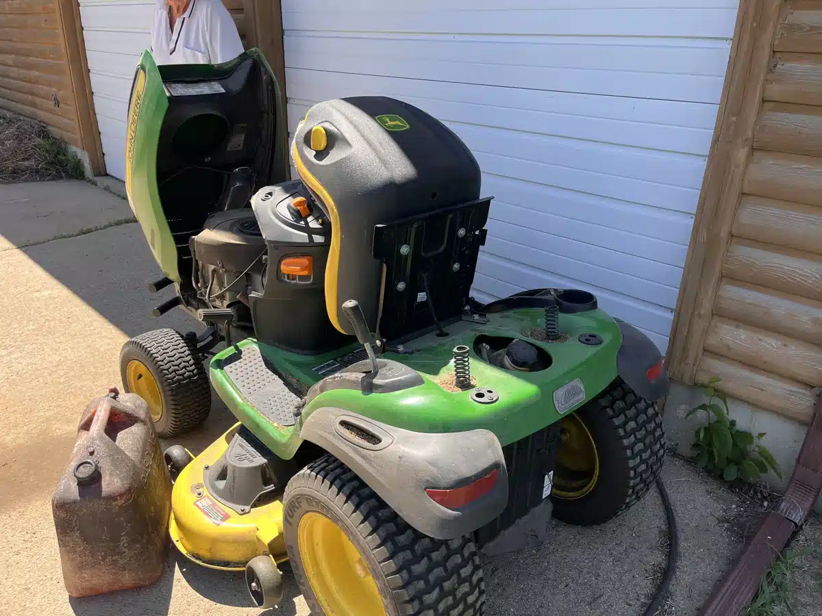 Gallery image 1 for Used 2014 John Deere D160 Lawn Tractor