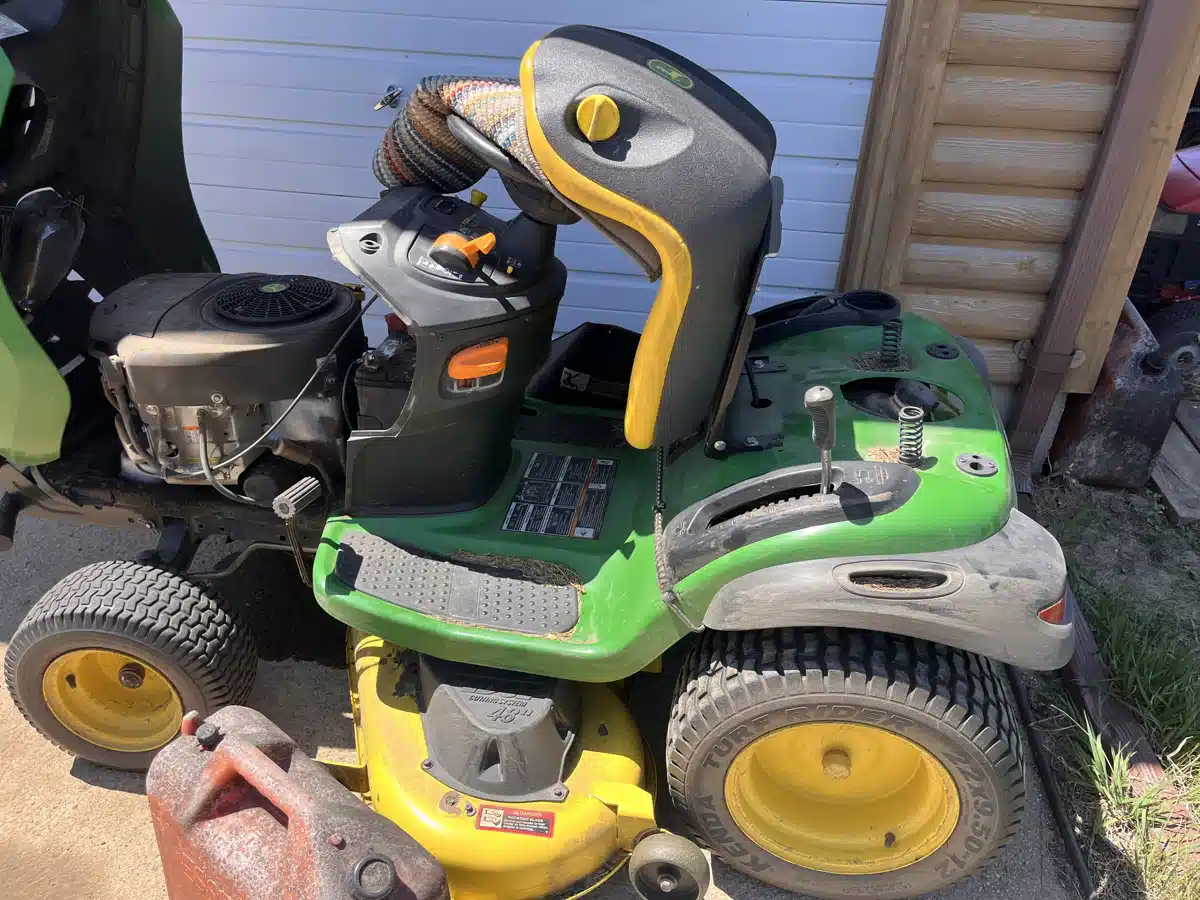 Gallery image 2 for Used 2014 John Deere D160 Lawn Tractor