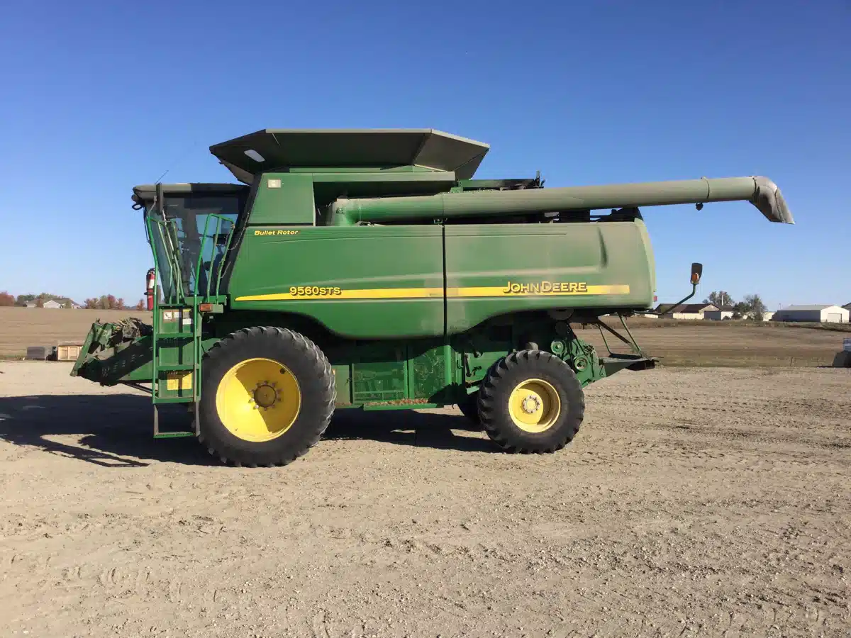 Gallery image 2 for Used 2007 John Deere 9560 STS Combine