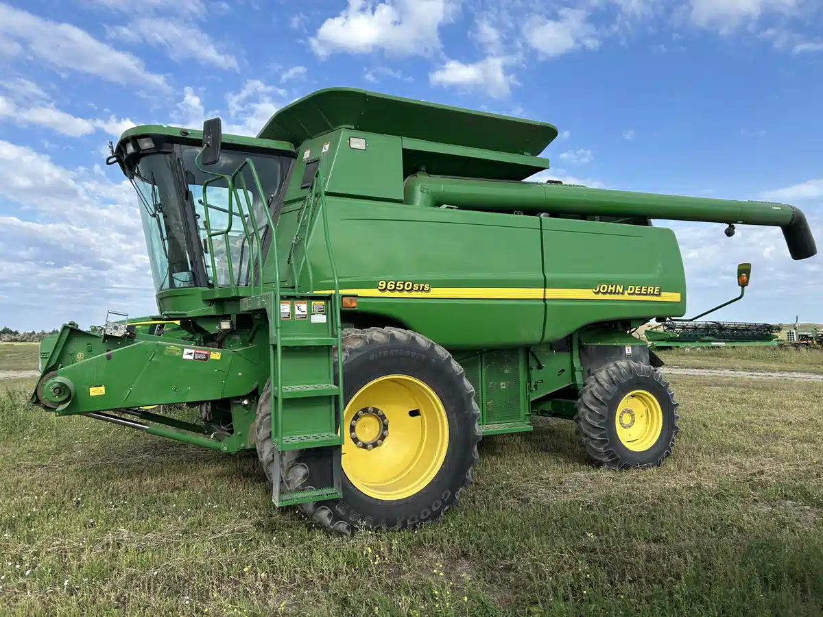 Gallery image 2 for Used 2001 John Deere 9650 STS Combine