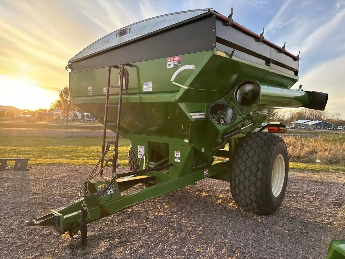 Gallery image 1 for Used 2004 Brent 674 Grain Cart