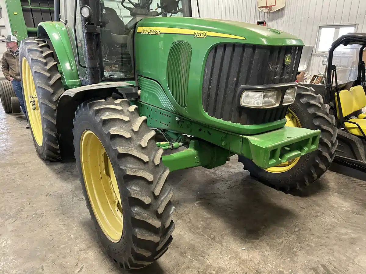 Gallery image 2 for Used 2007 John Deere 7520 Tractor