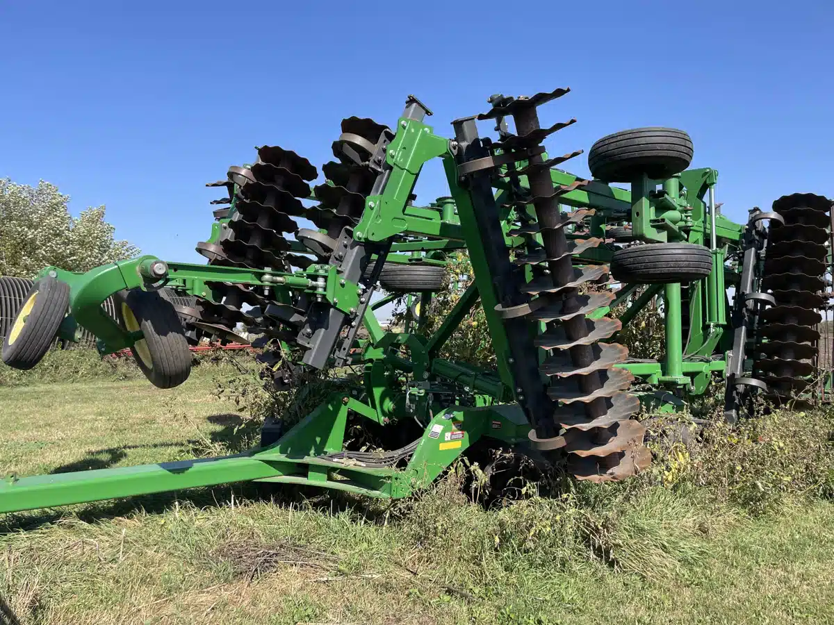Gallery image 1 for Used 2012 John Deere 2623VT Vertical Tillage