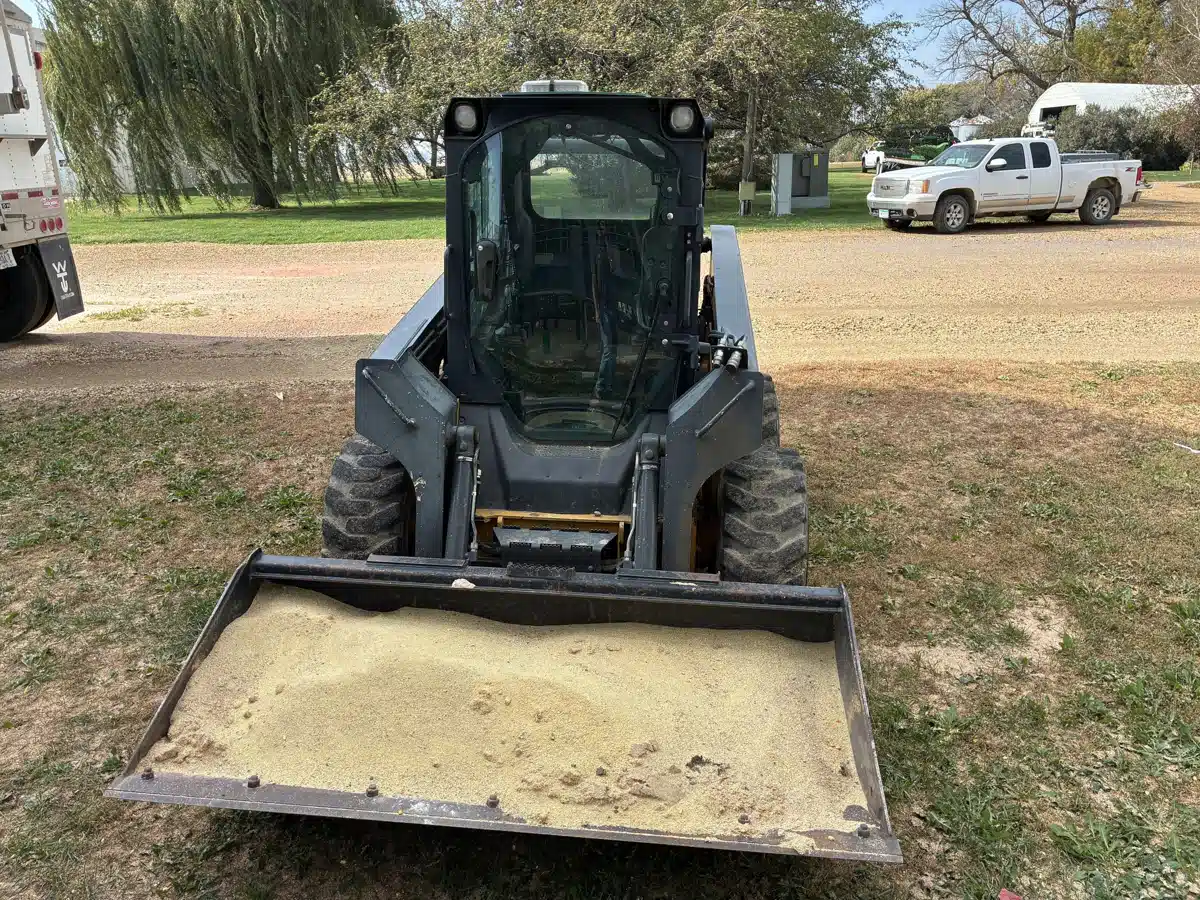 Gallery image 2 for Used 2010 John Deere 320D Skid Steer