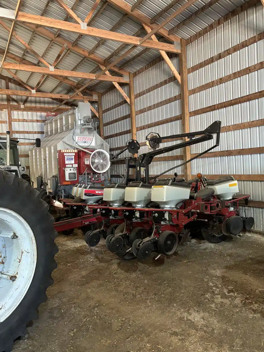 Gallery image 2 for Used 2005 Oliver 8200 Planter