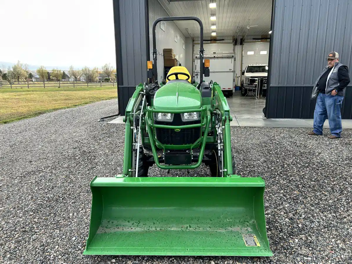 Gallery image 2 for 2022 John Deere 2032R Tractor