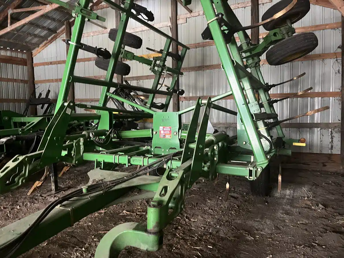 Gallery image 2 for 2005 John Deere 2410 Chisel Plow