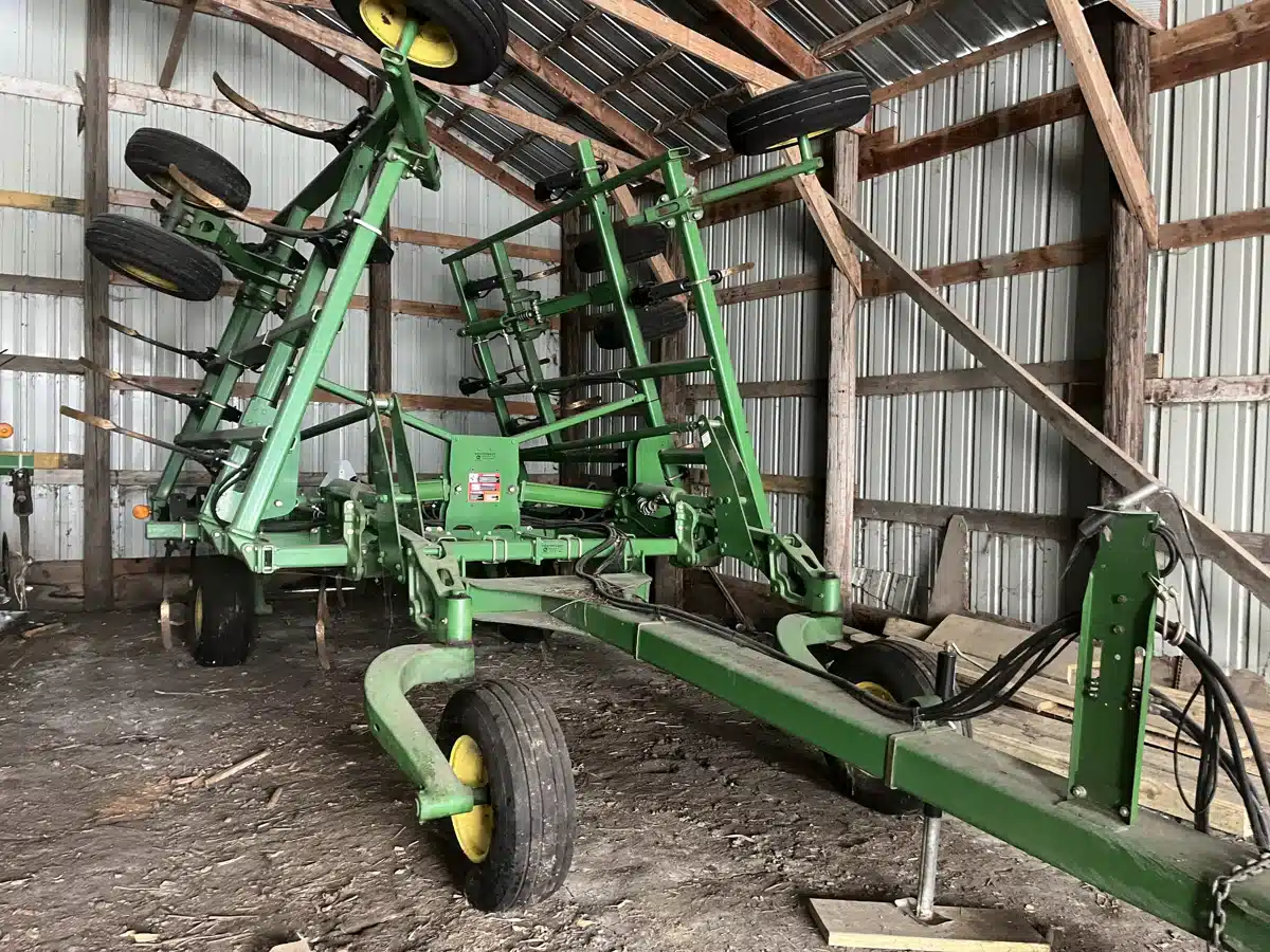 Gallery image 1 for 2005 John Deere 2410 Chisel Plow