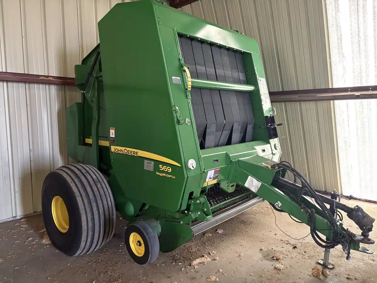Gallery image 1 for 2017 John Deere 569 Round Baler