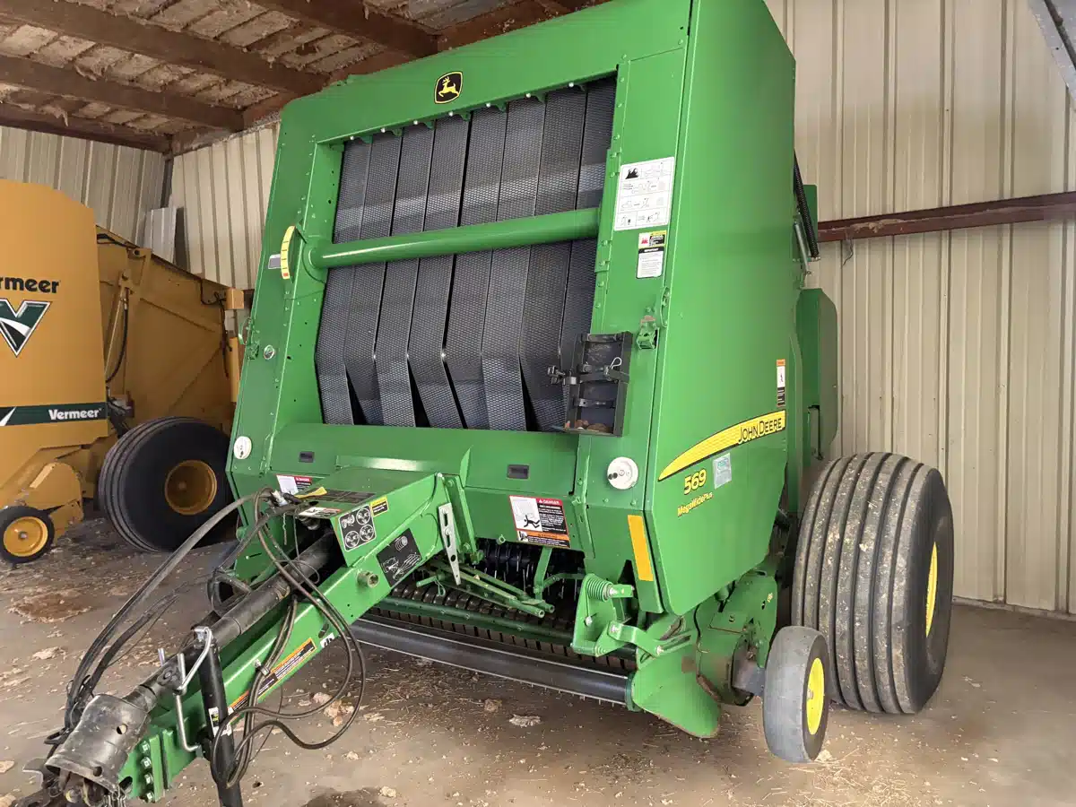 Gallery image 2 for 2017 John Deere 569 Round Baler