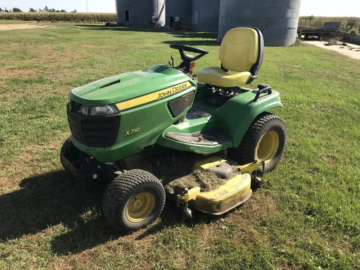 Gallery image 1 for 2013 John Deere X710 Lawn Tractor