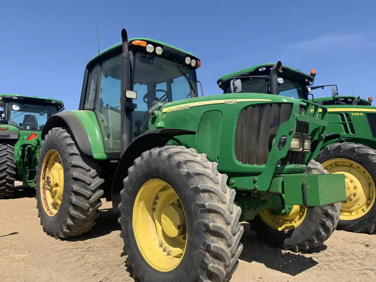 Gallery image 1 for 2003 John Deere 7520 Tractor