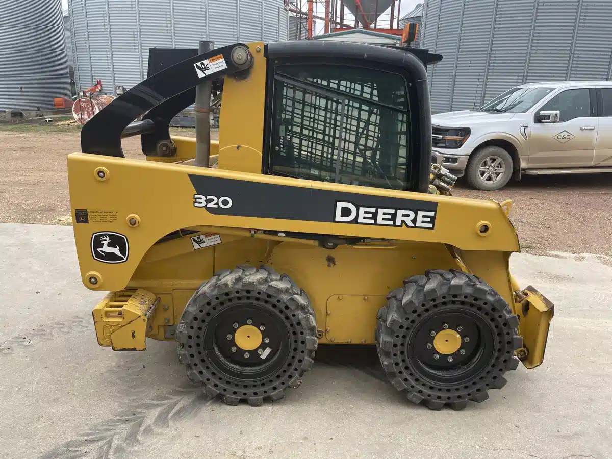 Gallery image 2 for 2007 John Deere 320 Skid Steer