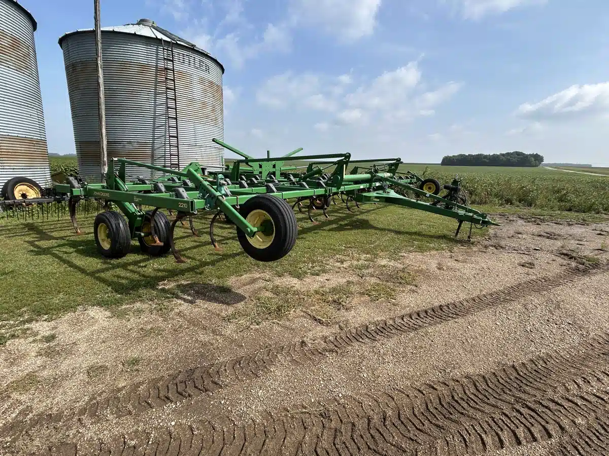 Gallery image 1 for 2009 John Deere 2210 Cultivator