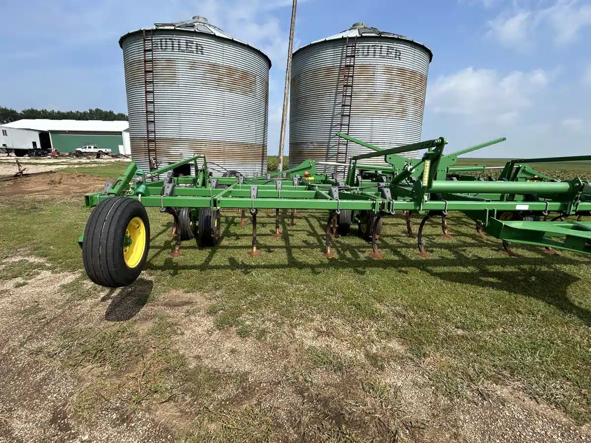 Gallery image 2 for 2009 John Deere 2210 Cultivator