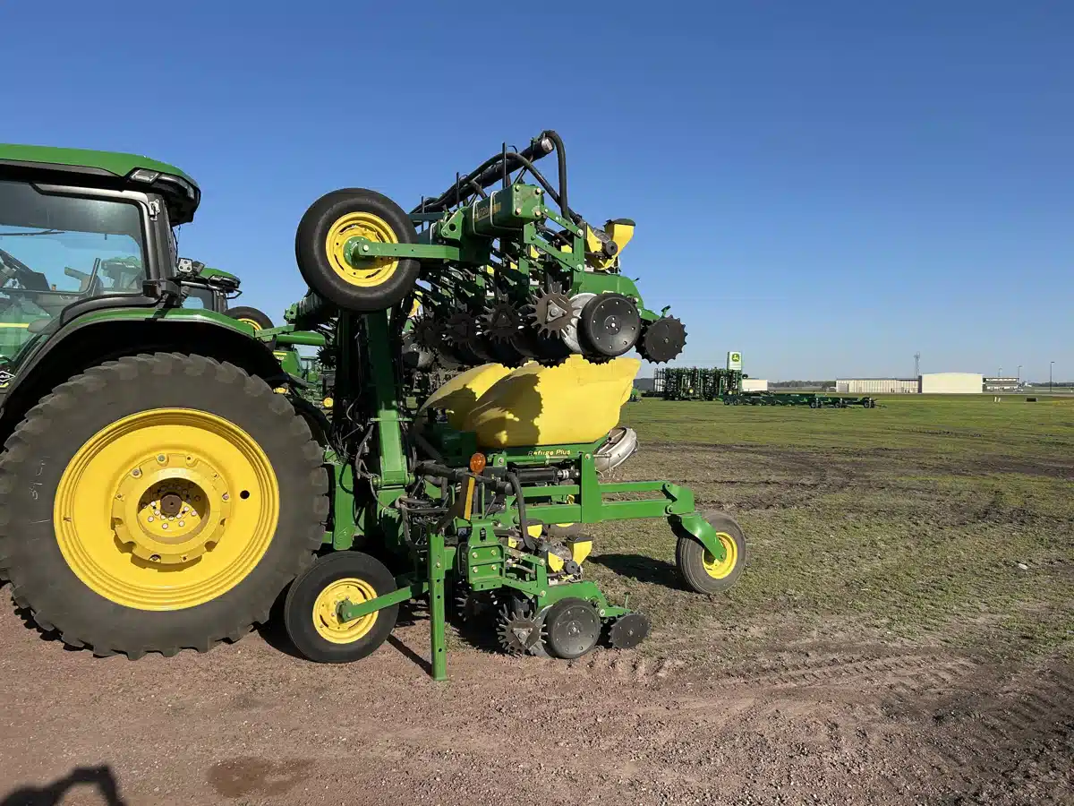 Gallery image 2 for Used 2005 John Deere 1720 Planter