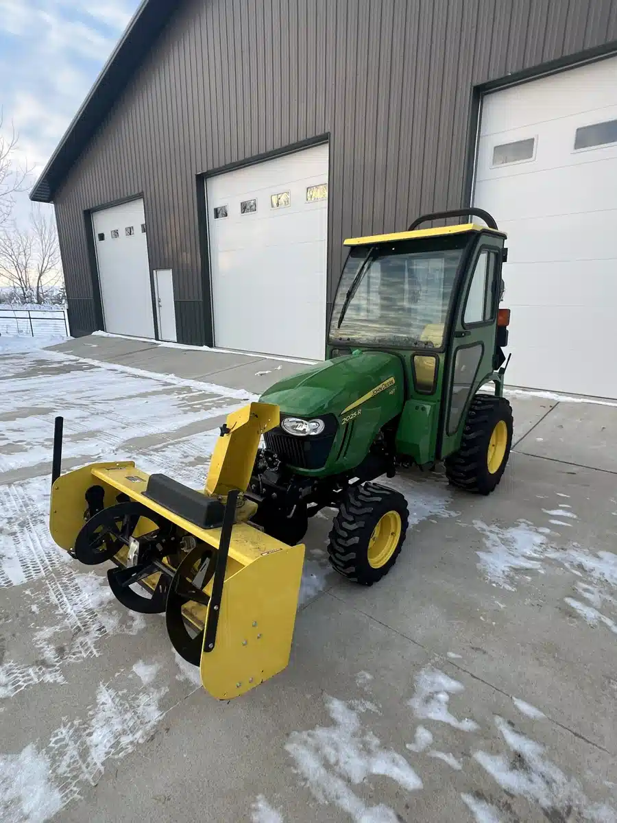 Gallery image 1 for 2014 John Deere 2025R Tractor