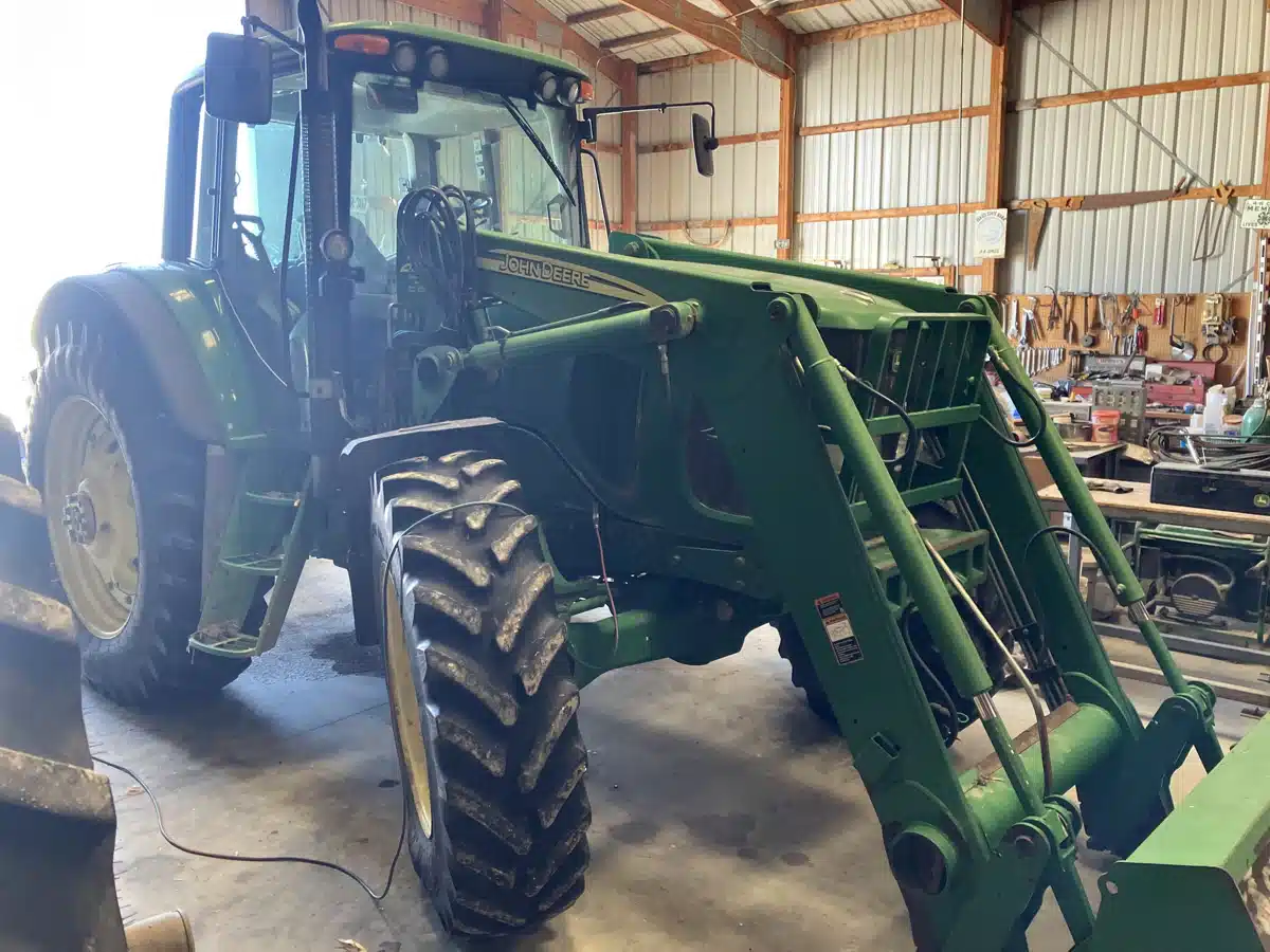Gallery image 2 for 2006 John Deere 7520 Tractor