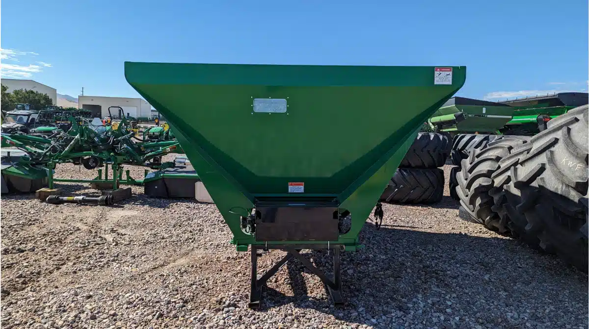 Gallery image 2 for 2016 New Leader NL300G4-11 Spreader - Broadcast