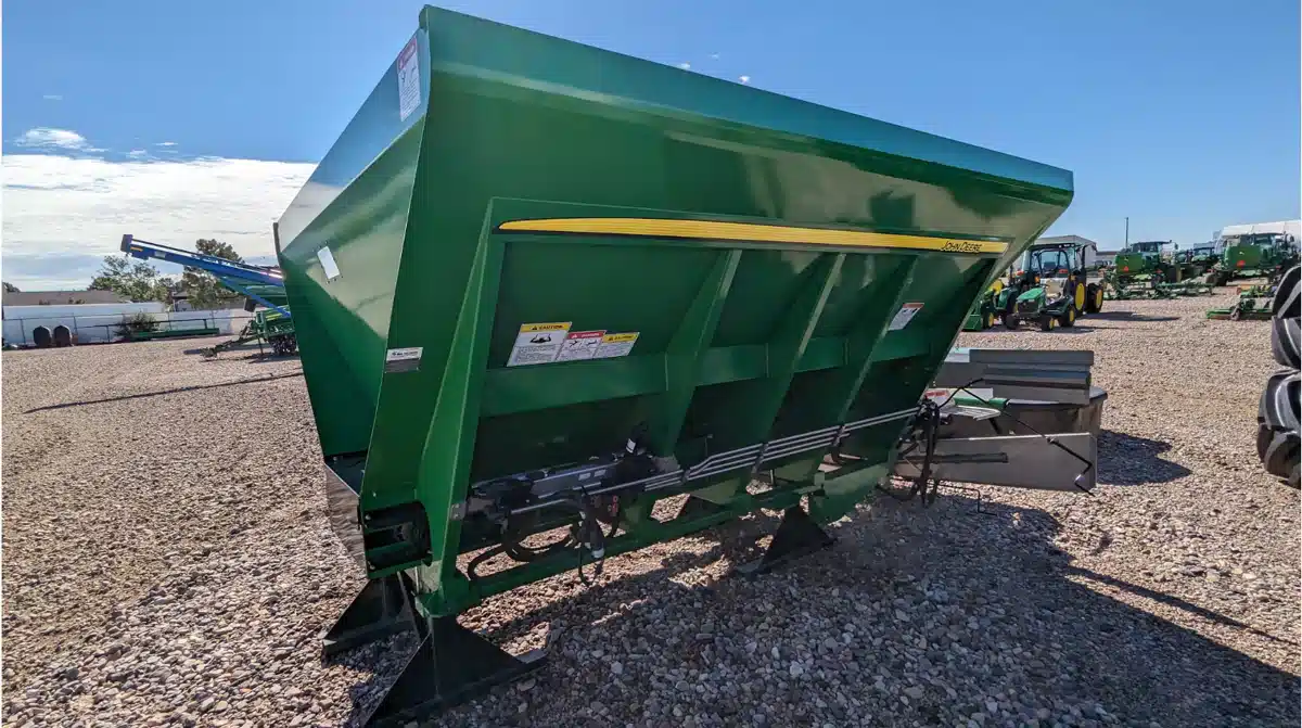 Gallery image 1 for 2016 New Leader NL300G4-11 Spreader - Broadcast