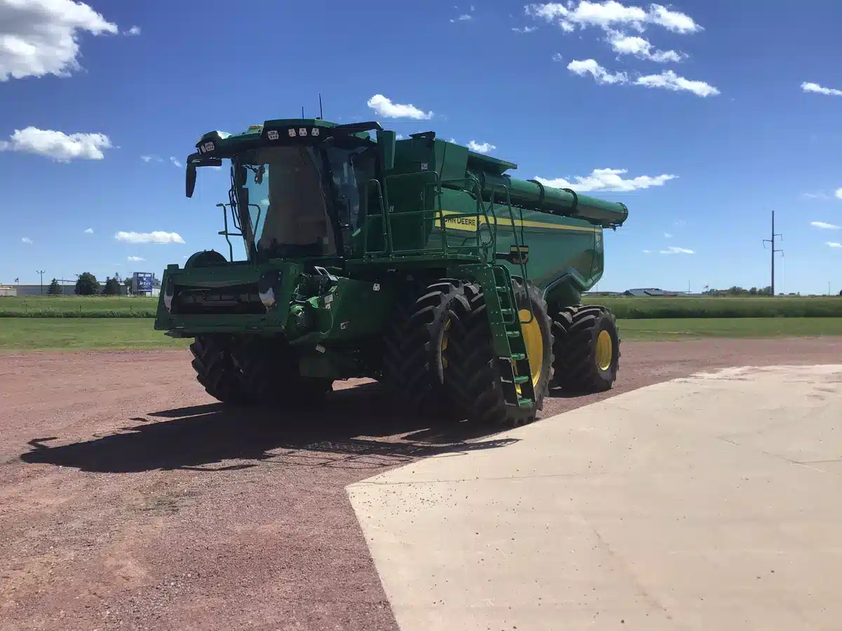 Gallery image 2 for 2025 John Deere X9 1100 Combine