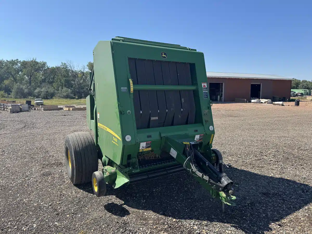 Gallery image 2 for 2014 John Deere 569 Round Baler