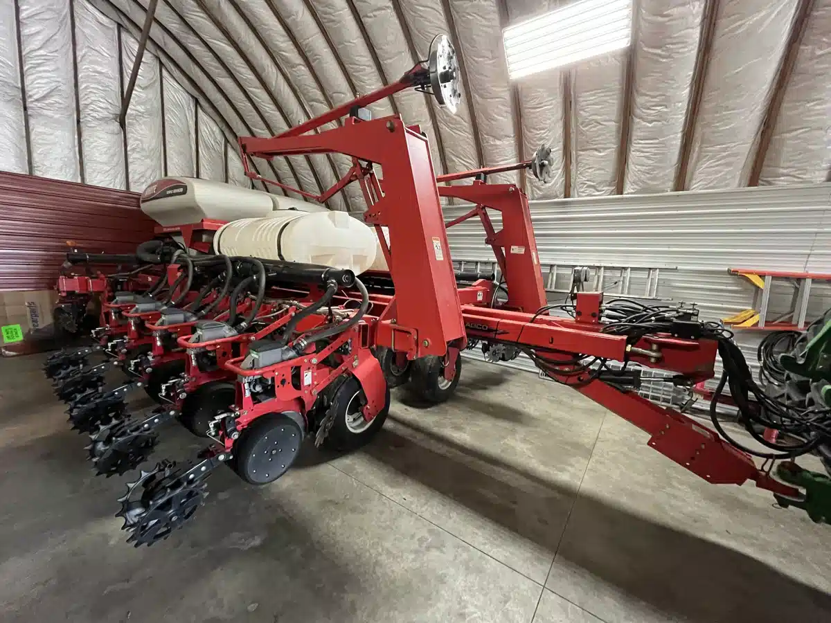 Gallery image 1 for 2008 Oliver 8516 Planter