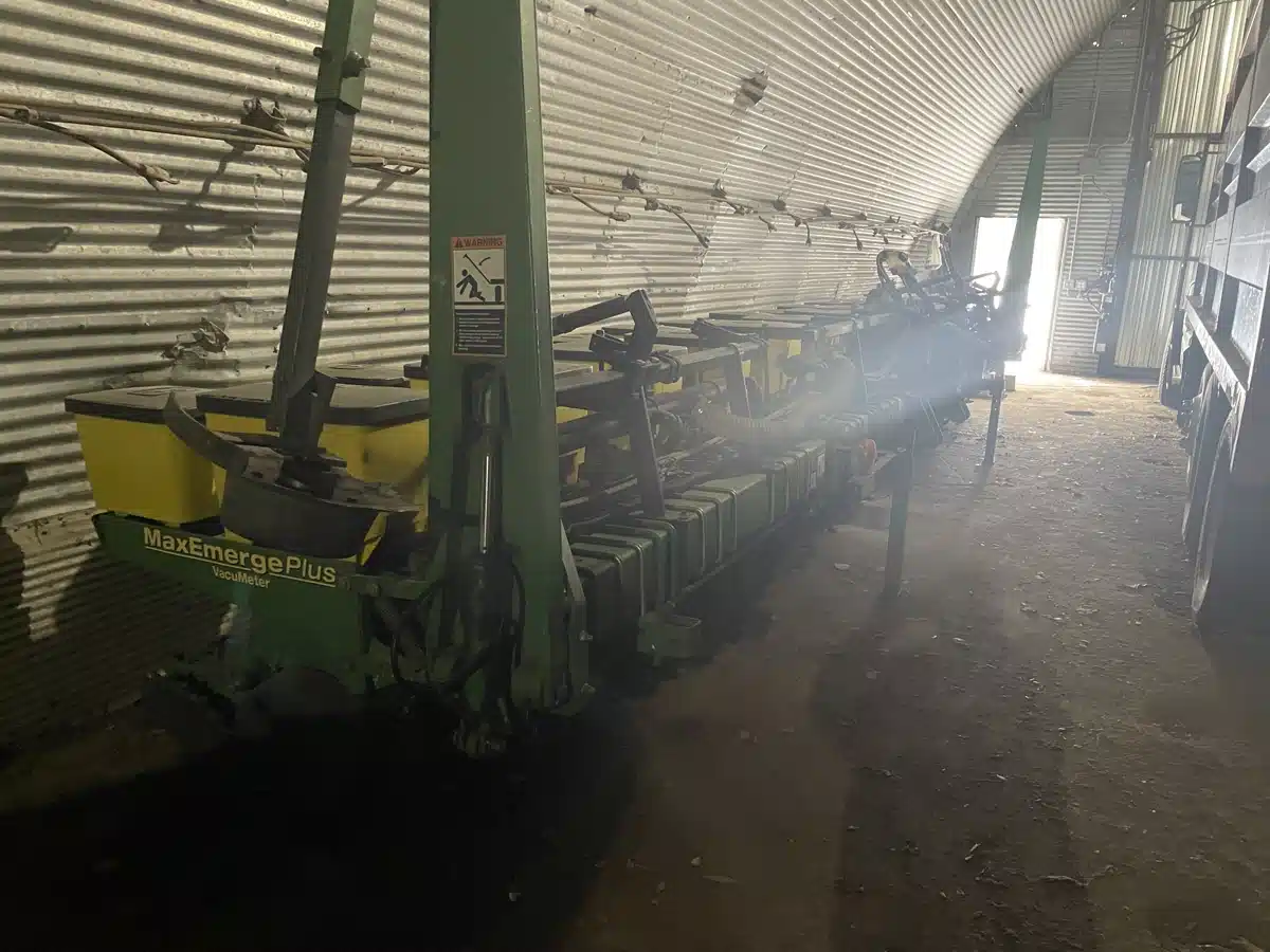 Gallery image 1 for 1997 John Deere 1710 Planter