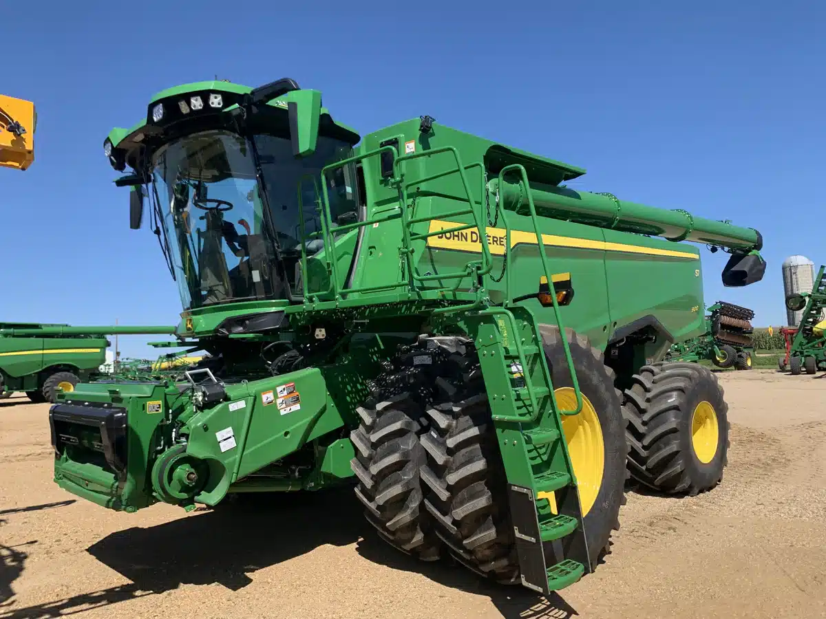 Gallery image 1 for 2025 John Deere S7 900 Combine
