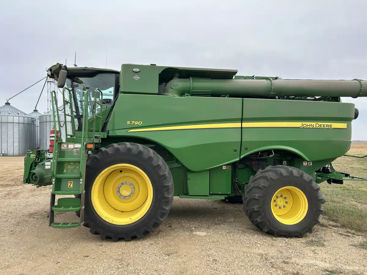 Gallery image 2 for 2023 John Deere S790 Combine