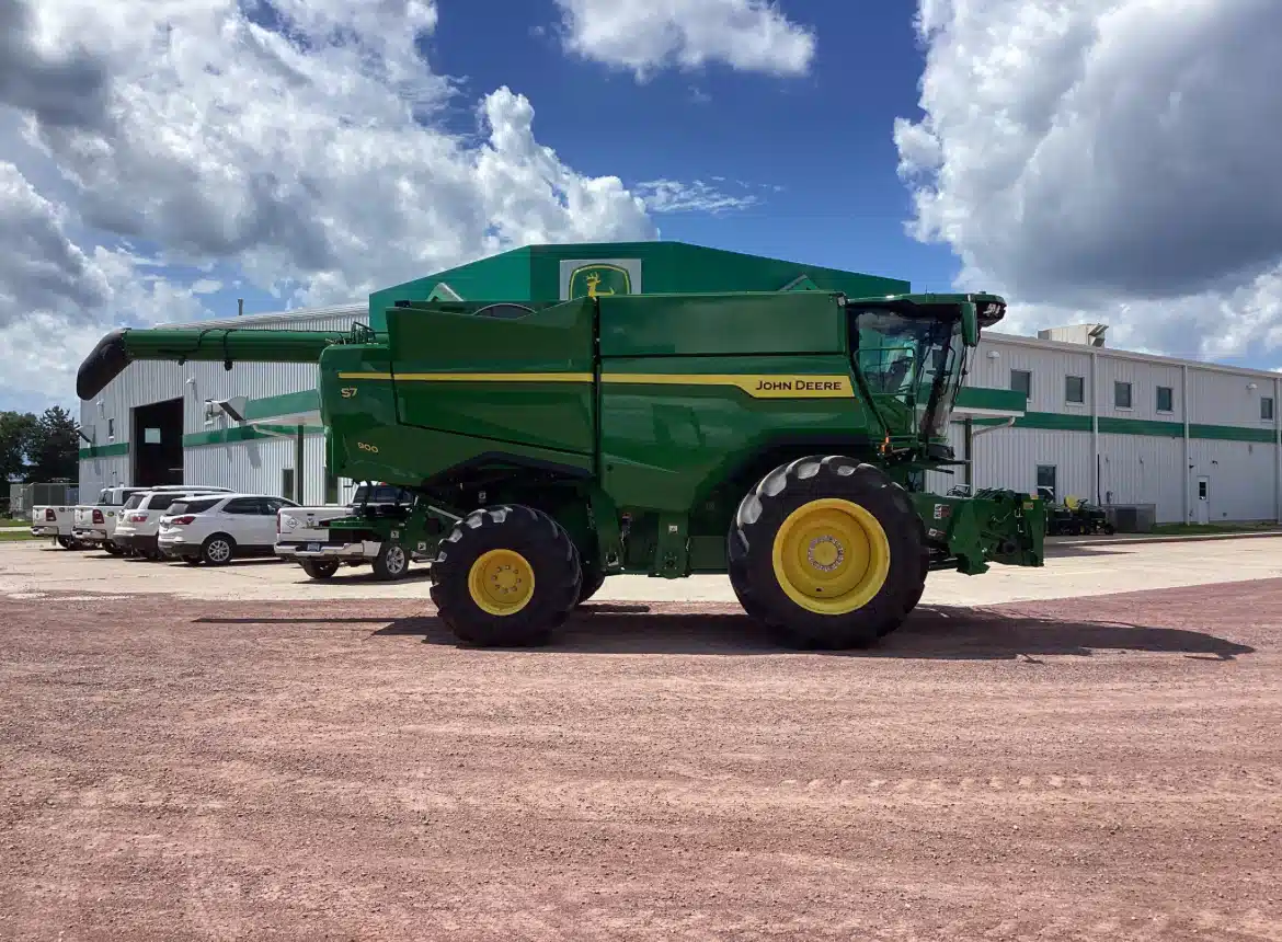 Gallery image 2 for 2025 John Deere S7 900 Combine