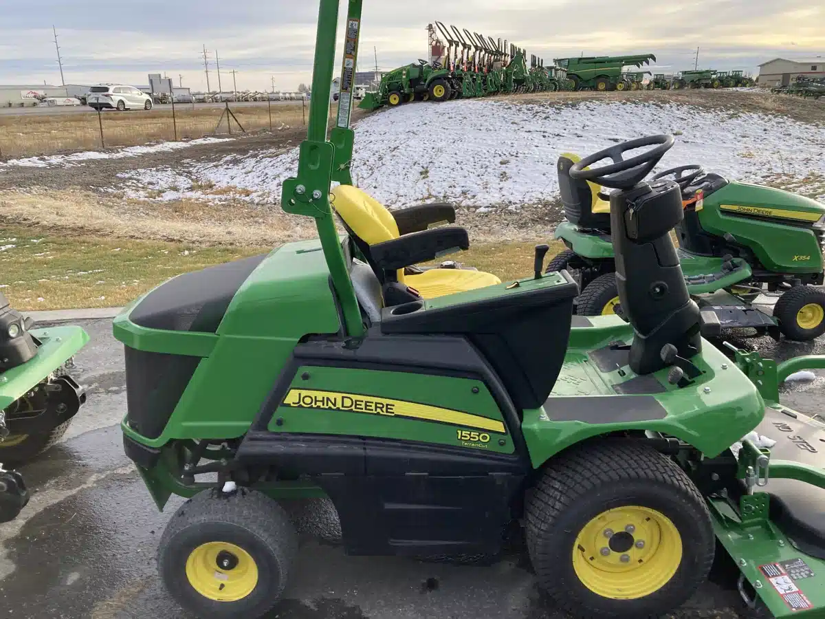 Gallery image 1 for John Deere 1550 Lawn Tractor