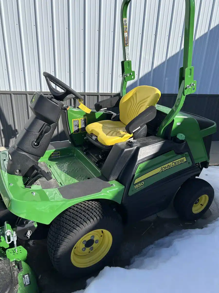 Gallery image 1 for John Deere 1550 Lawn Tractor