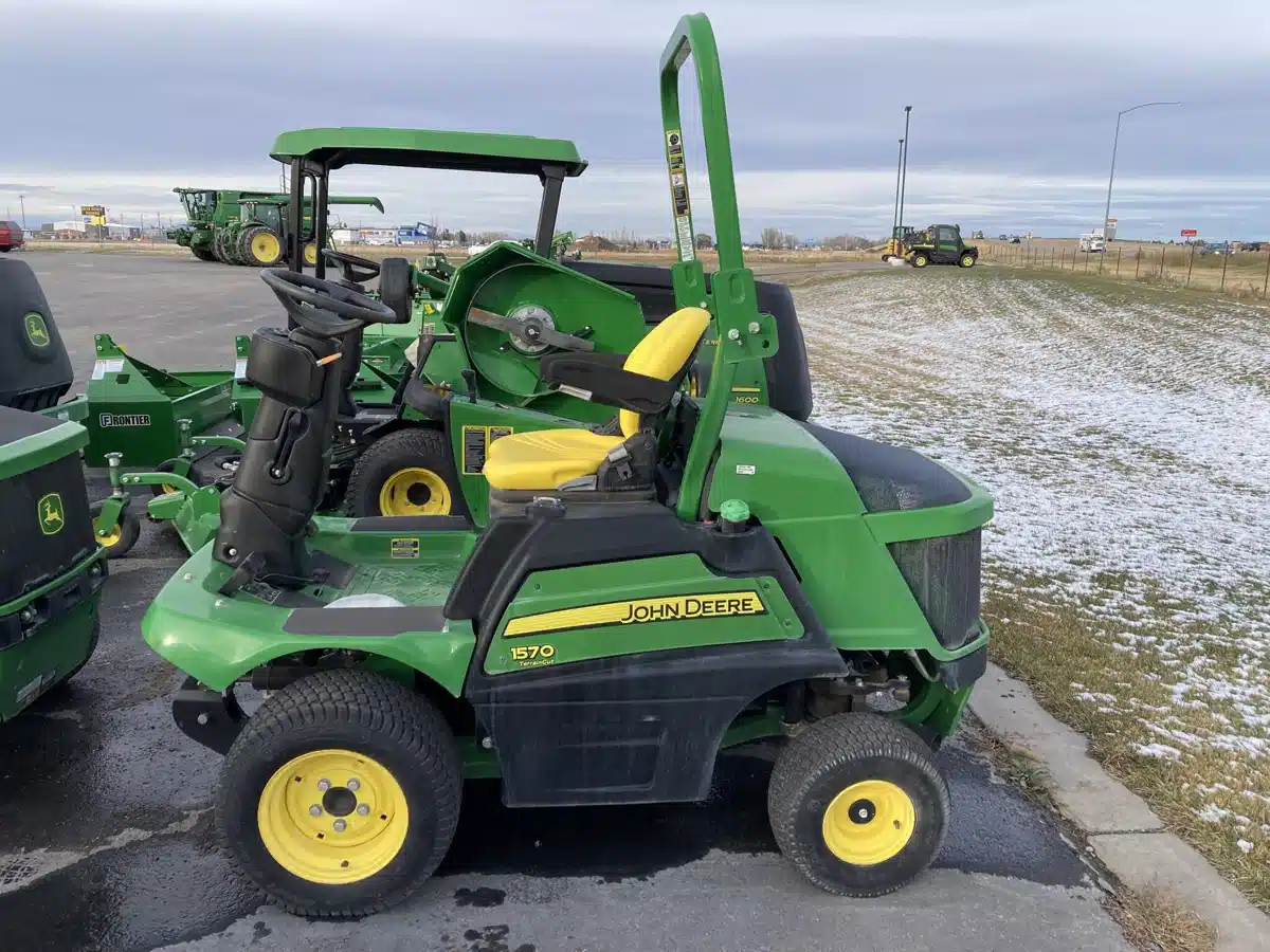 Gallery image 2 for John Deere 1570 Lawn Tractor