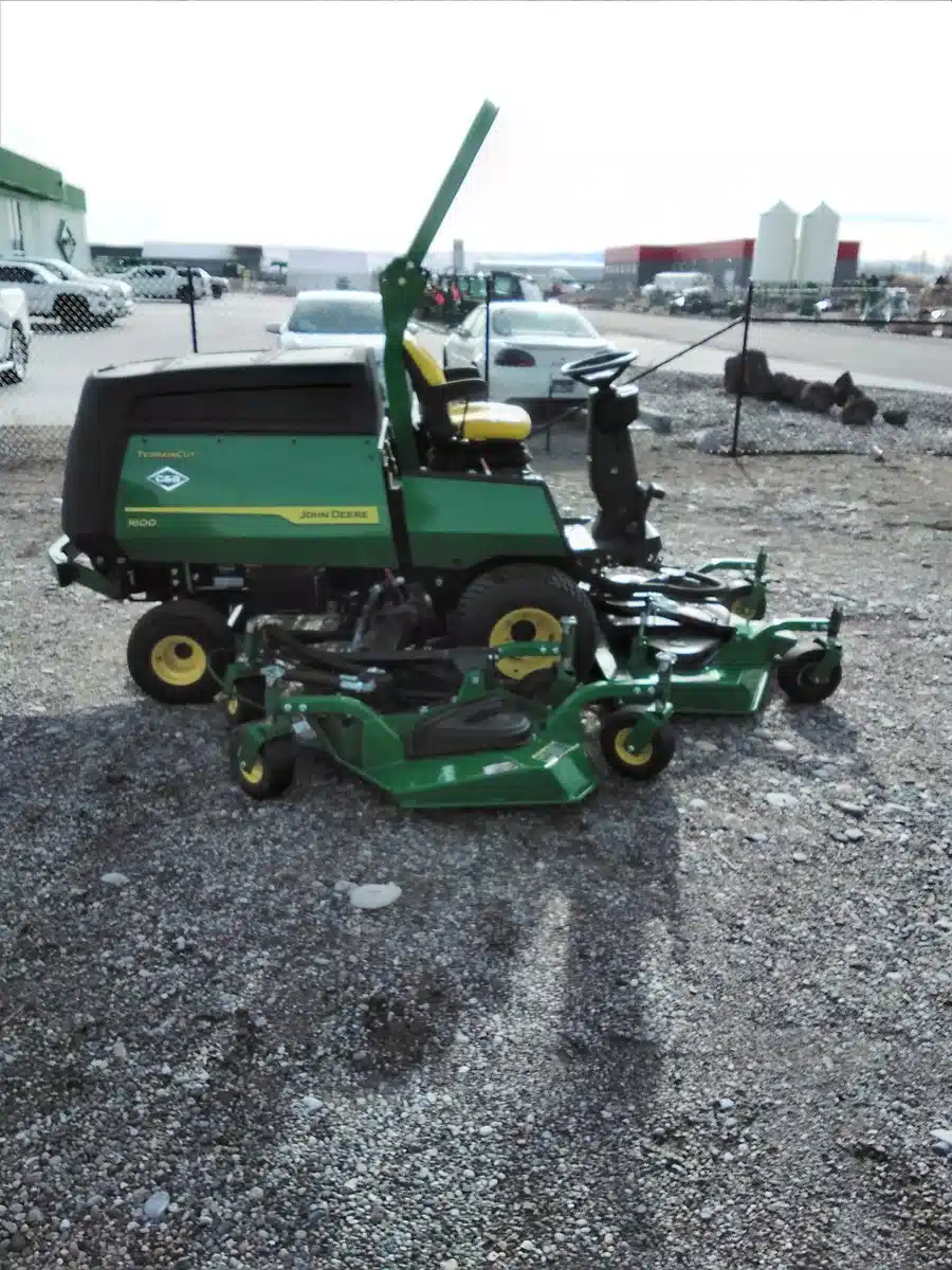 Gallery image 1 for John Deere 1600 Lawn Tractor