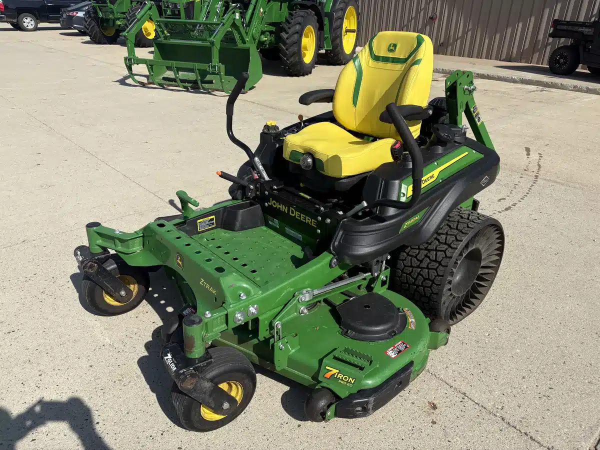 Photo de la Galerie 1 pour 2024 John Deere Z930M Tondeuse à rayon de braquage zéro