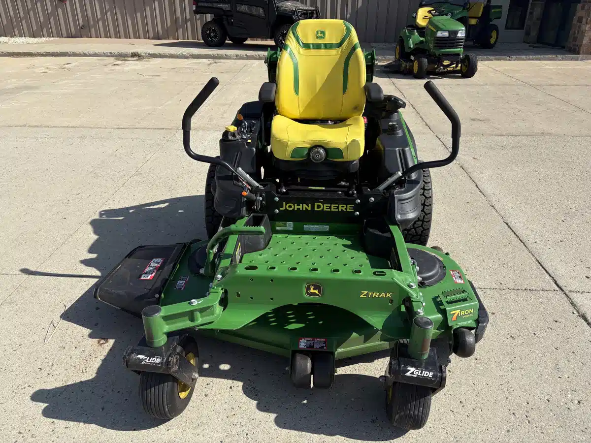 Photo de la Galerie 2 pour 2024 John Deere Z930M Tondeuse à rayon de braquage zéro
