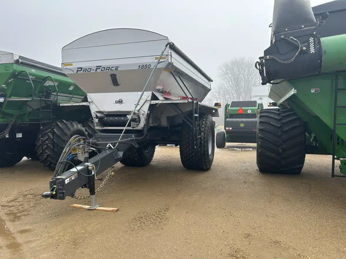 Gallery image 2 for Unverferth 1850 Spreader - Broadcast